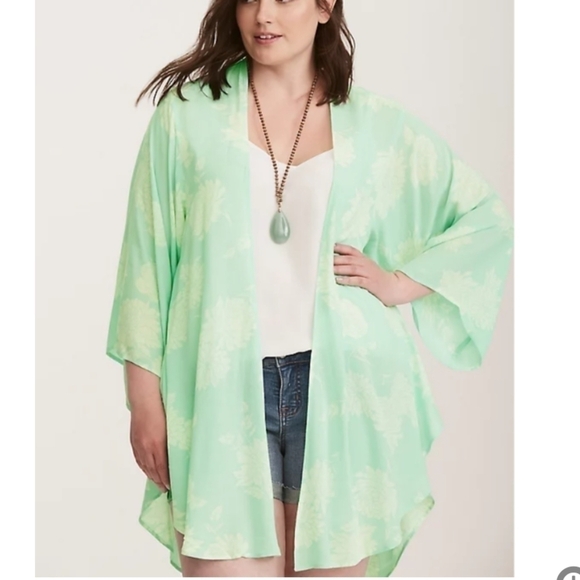 Torrid | Floral Print shirttail Kimono - Picture 2 of 10